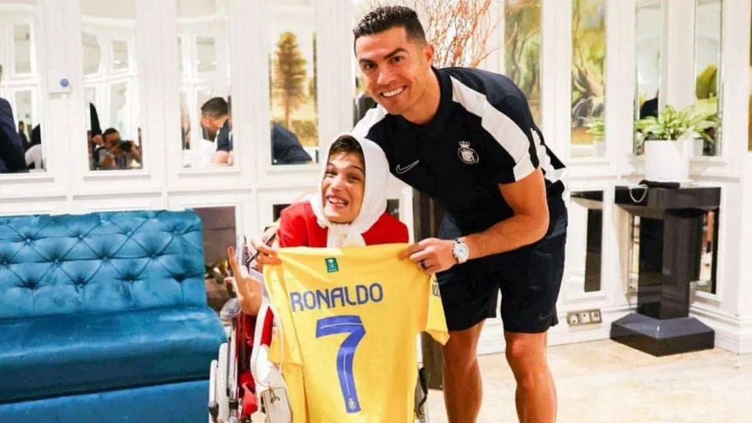 Cristiano Ronaldo nedostane 99 ran bičem za to, že objal ženu v Íránu